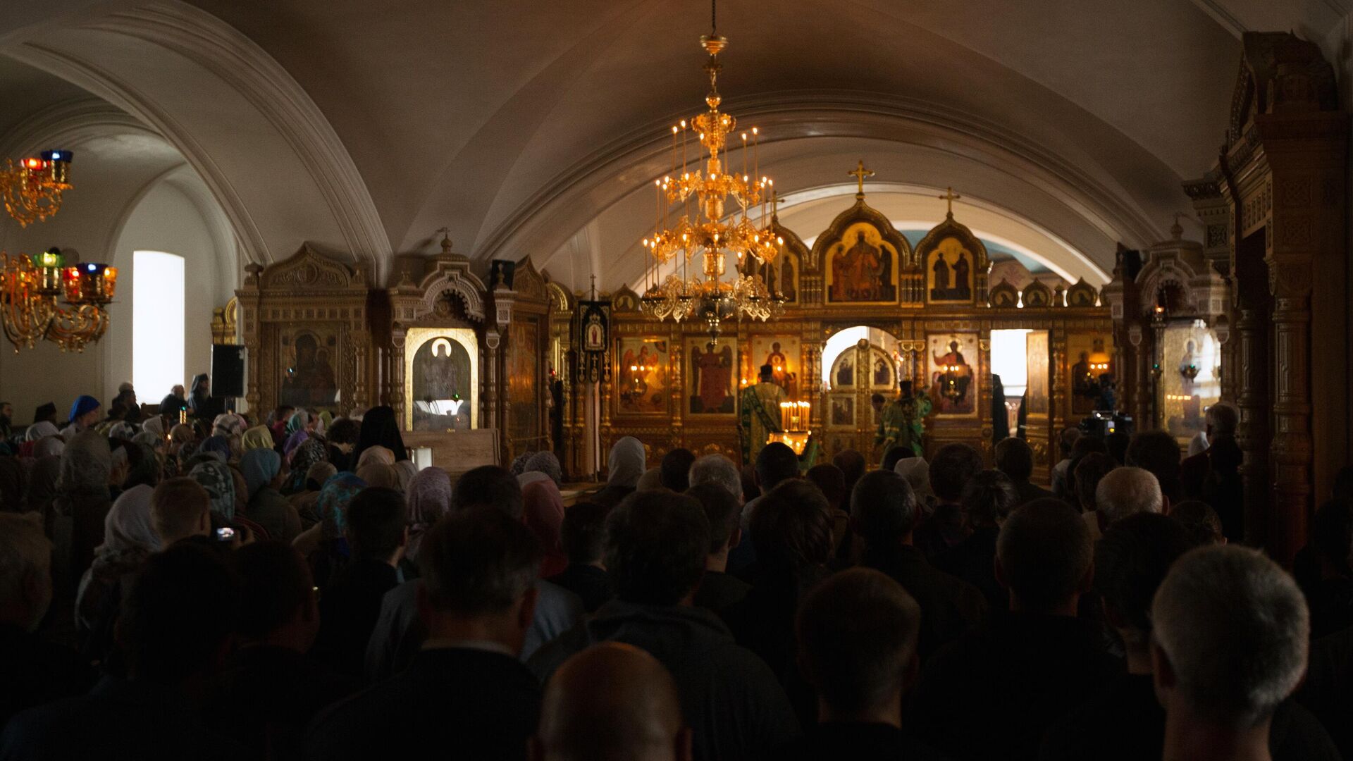 Верующие во время вечерней службы в Спасо-Преображенском соборе  - РИА Новости, 1920, 15.04.2023