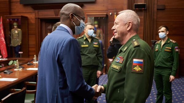 Заместитель министра обороны РФ Александр Фомин и министр обороны Мали Садио Камара во время встречи в Москве
