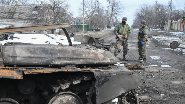 Бойцы Народной милиции ДНР на дороге села Новотроицкое Волновахского района