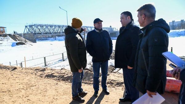 Губернатор Тверской области Игорь Руденя во время посещения стройплощадки Западного моста в Твери