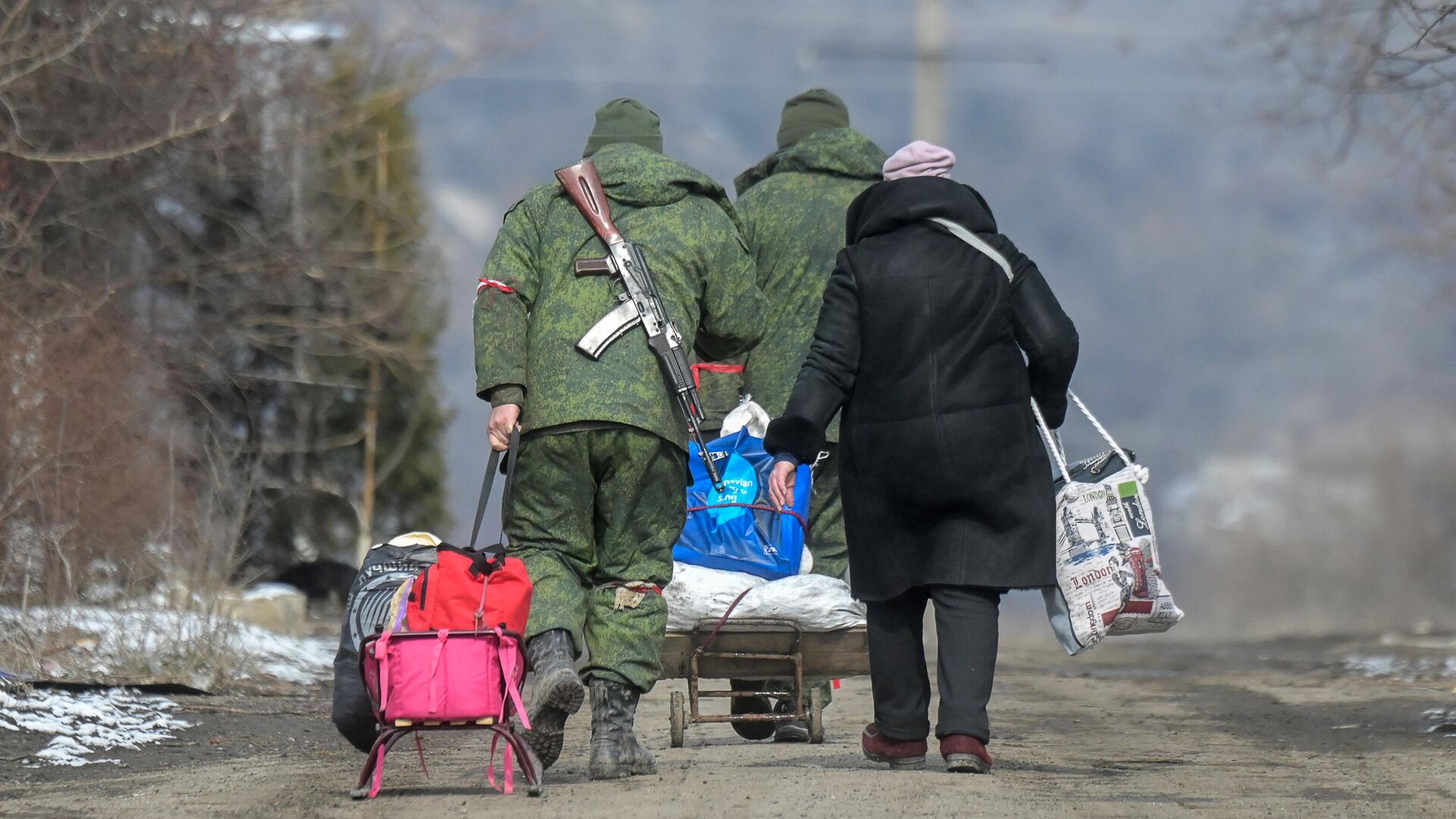 Бойцы Народной милиции ДНР помогают везти вещи жительнице села Новотроицкое Волновахского района - РИА Новости, 1920, 14.03.2022