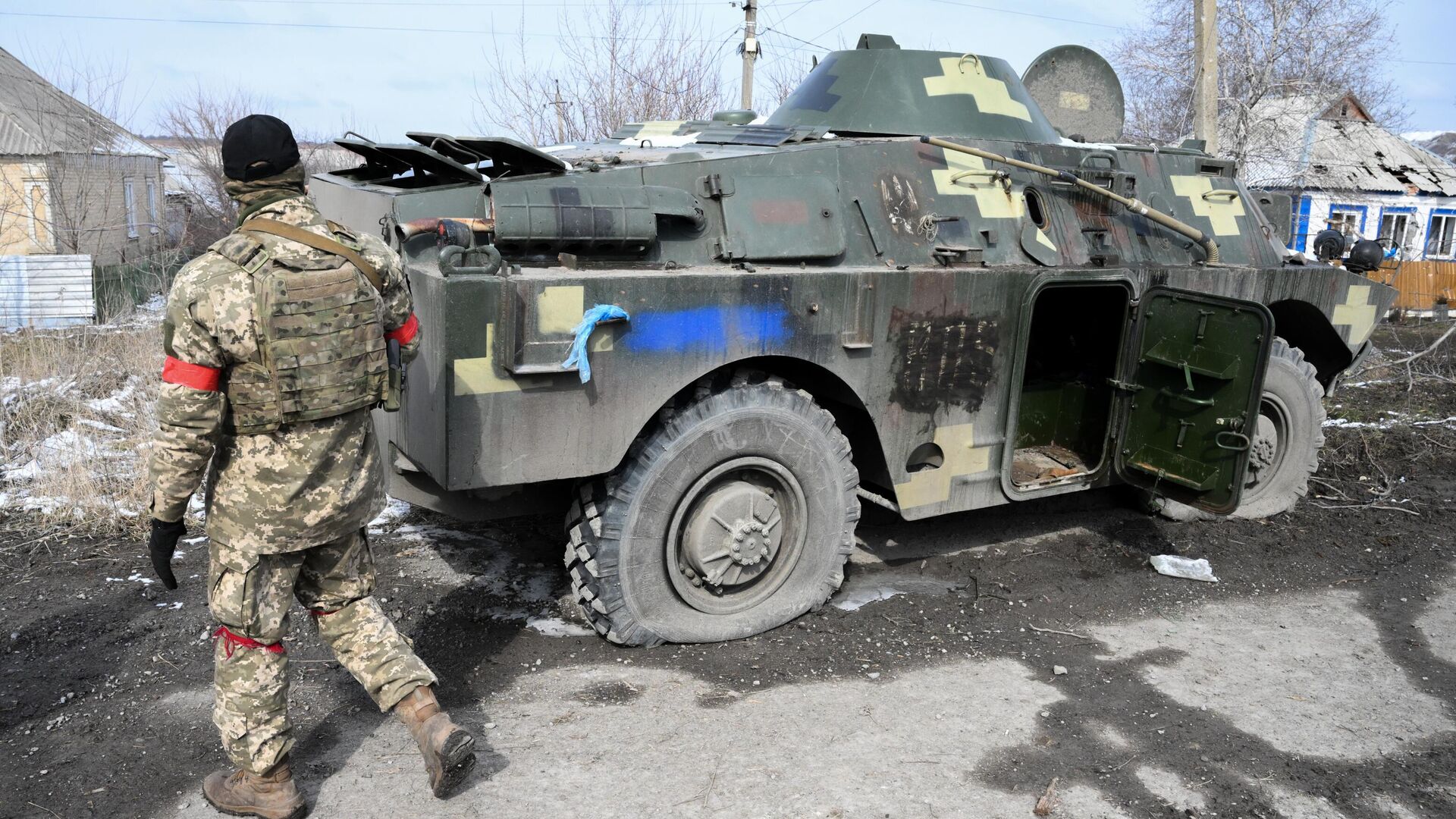 Боец Народной милиции ДНР у разбитой бронированной разведывательно-дозорной машины БРДМ-2 ВСУ - РИА Новости, 1920, 14.03.2022