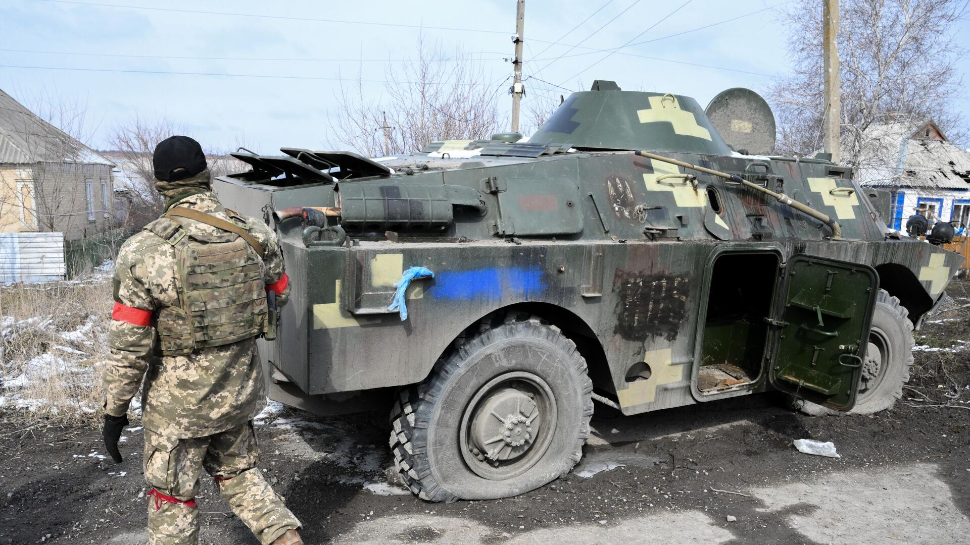 Боец Народной милиции ДНР у разбитой бронированной разведывательно-дозорной машины БРДМ-2 ВСУ - РИА Новости, 1920, 14.03.2022