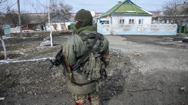 Боец Народной милиции ДНР в селе Новотроицкое Волновахского района