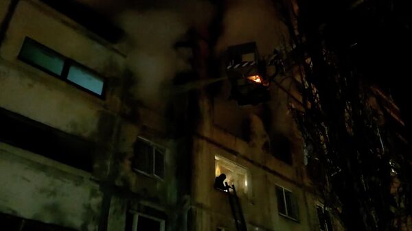 Кадры тушения пожара в жилом доме в Воронеже