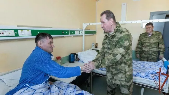 Директор Федеральной службы войск национальной гвардии РФ Виктор Золотов вручил орден Мужества росгвардейцу Денису Степанову из Иркутска