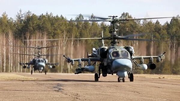 Ударные вертолеты Ка-52 после окончания операции по уничтожению бронетехники вооруженных сил Украины