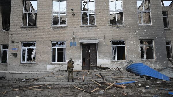 Разрушенное здание школы в Волновахе