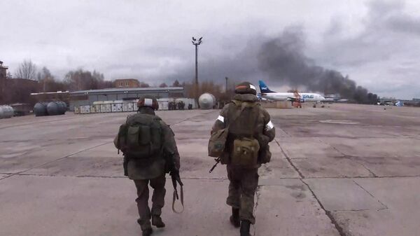 Высадка тактического десанта подразделений воздушно-десантных войск РФ и взятие под контроль одного из аэродромов на территории Украины. Кадр видео