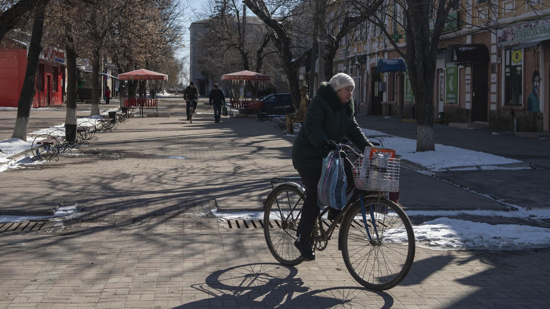 Местная жительница едет на велосипеде на одной из улиц в городе Старобельск - РИА Новости, 1920, 12.03.2022