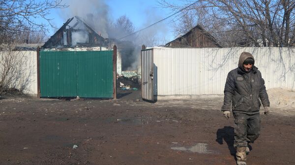 Мужчина возле своего дома, пострадавшего в результате обстрела ВСУ Петровского района Донецка