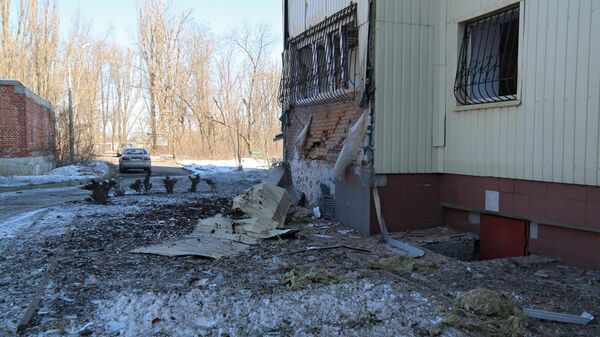 Поврежденный дом в Донецке