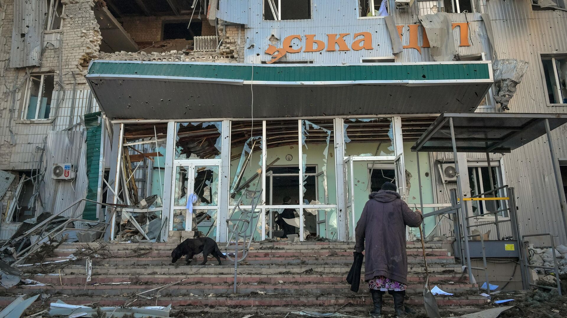 Женщина у здания городской больницы, разрушенного в результате обстрела в Волновахе - РИА Новости, 1920, 13.03.2022