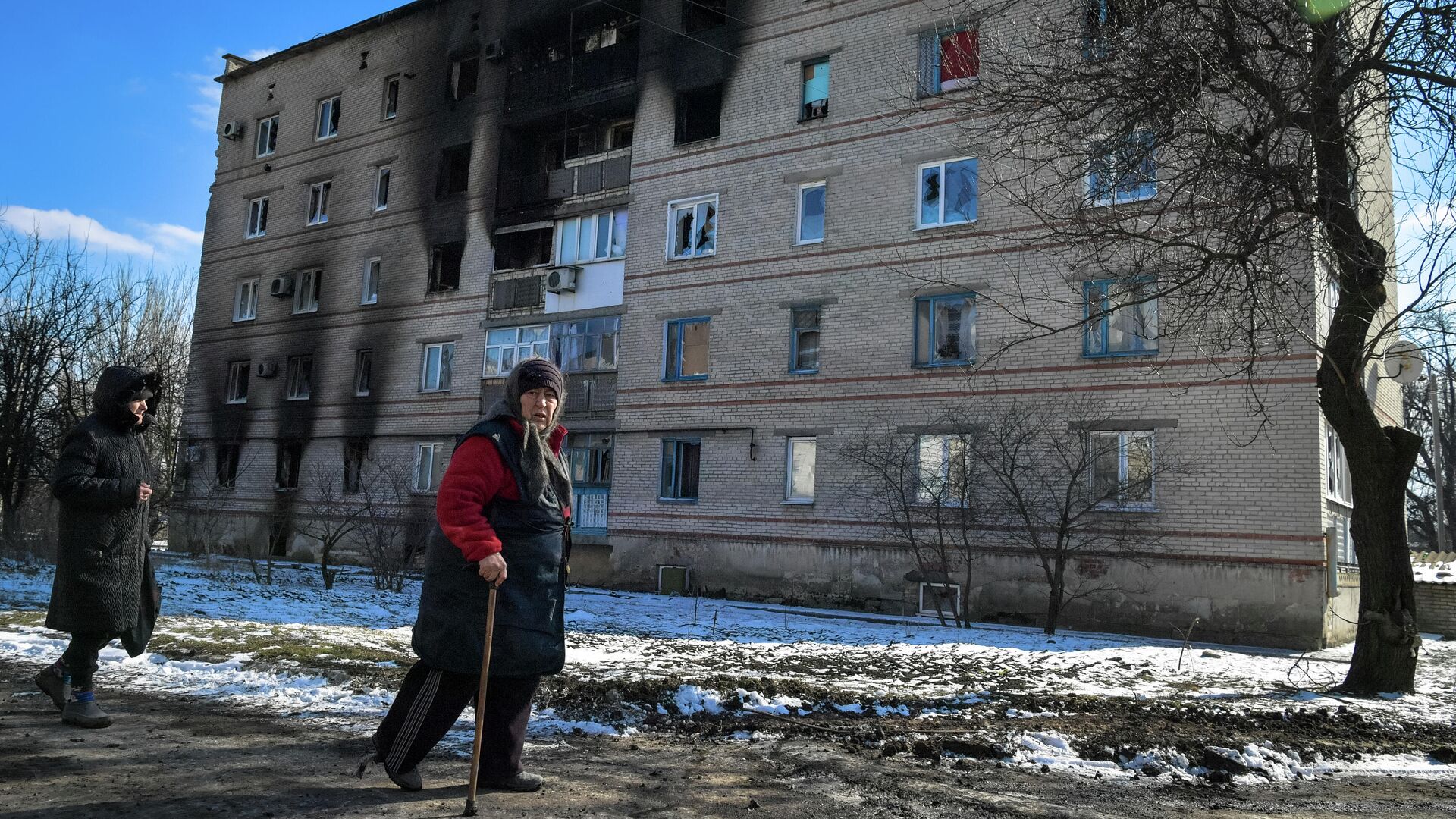 Женщины около дома, поврежденного в результате обстрела в микрорайоне Северный в Волновахе - РИА Новости, 1920, 20.03.2022