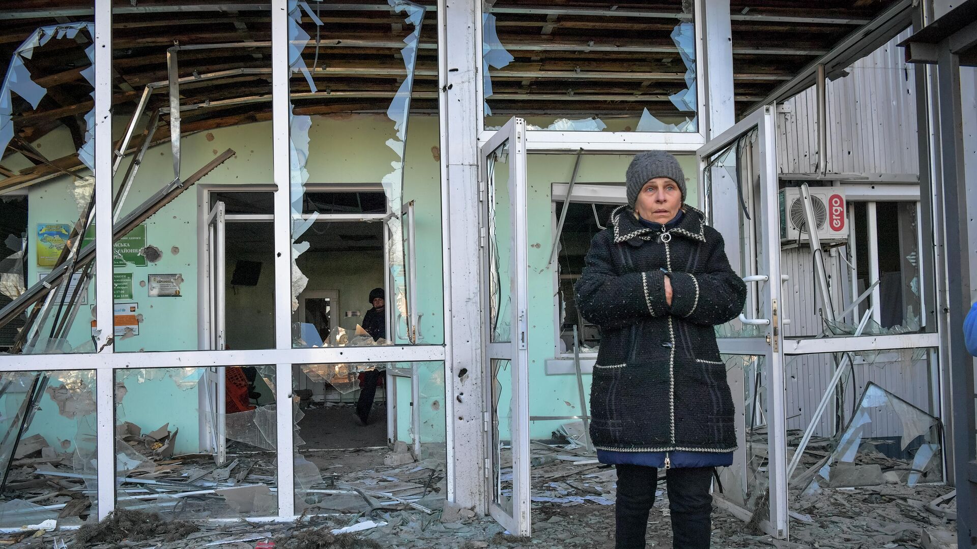 Женщина у здания городской больницы, разрушенного в результате обстрела в Волновахе - РИА Новости, 1920, 26.03.2022