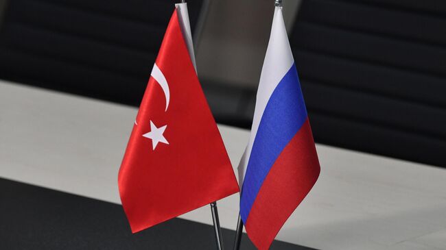 Государственные флаги России и Турции. Архивное фото