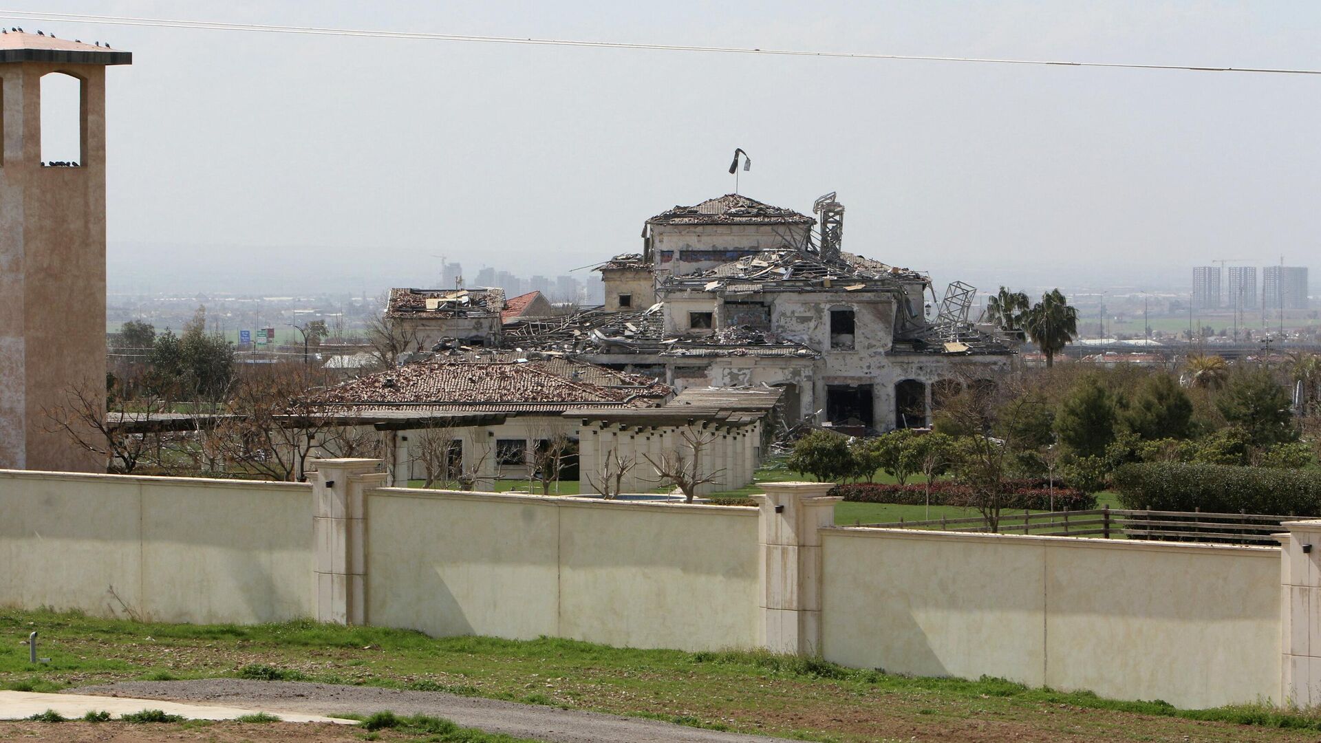 Здание в городе Эрбиль, поврежденное в результате ракетного обстрела - РИА Новости, 1920, 14.03.2022