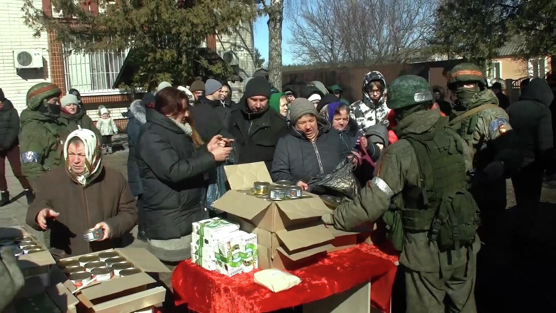 Российские военнослужащие доставили гуманитарную помощь жителям Киевской области - РИА Новости, 1920, 13.03.2022