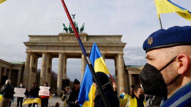 Участники антироссийской акции протеста в Берлине, Германия