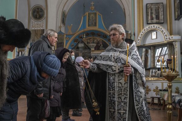 Служба в Свято-Покровский храме в поселке Трехизбенка в Луганской народной республике
