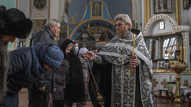 Служба в Свято-Покровский храме в поселке Трехизбенка в Луганской народной республике