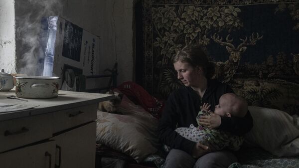 Богдана с сыном Михаилом в своем доме в поселке Трехизбенка в Луганской народной республике