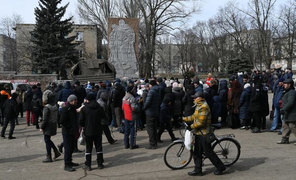 Местные жители в очереди за гуманитарной помощью в поселке Донское в Донецкой народной республике