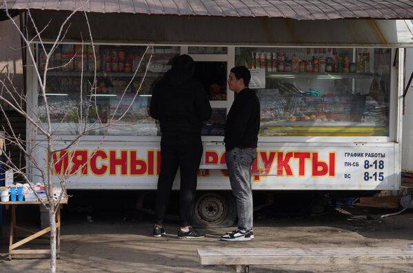 Жители у продуктового ларька в станице Луганской в Луганской народной республике