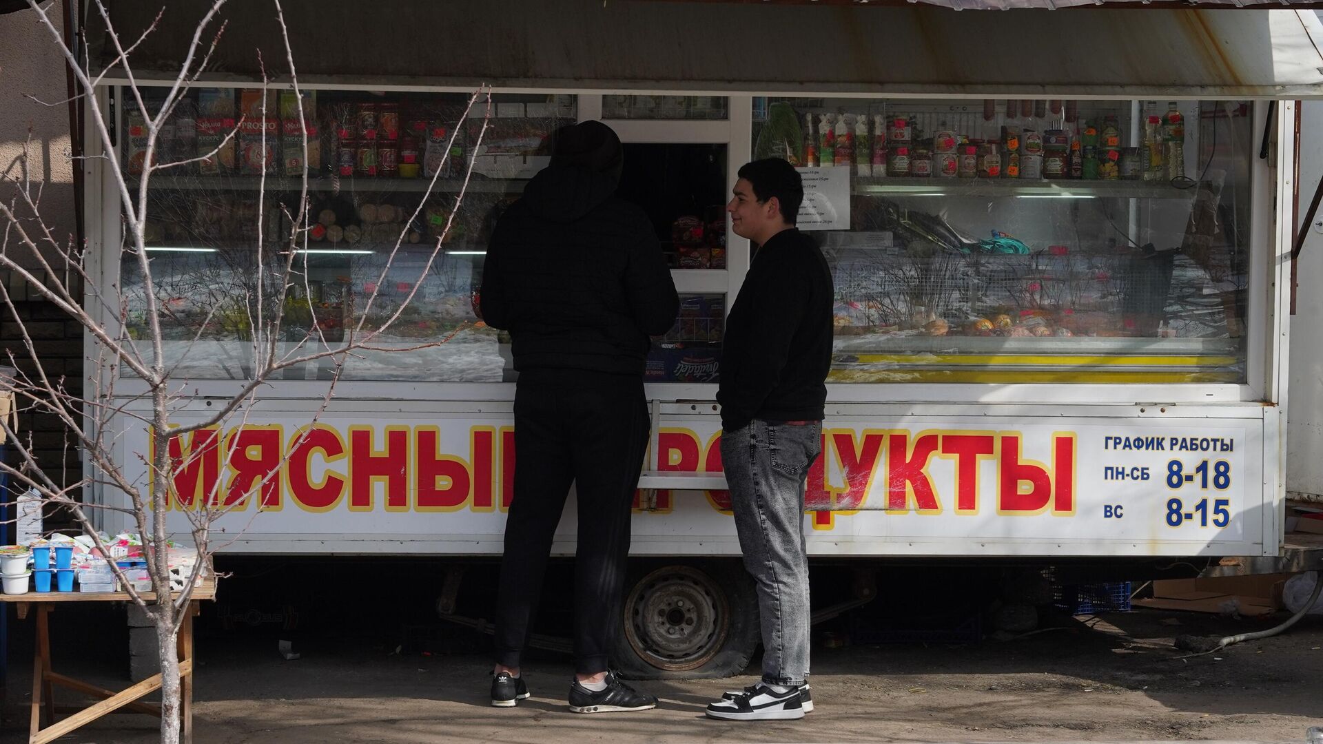 Жители у продуктового ларька в станице Луганской в Луганской народной республике - РИА Новости, 1920, 16.03.2022