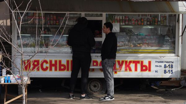 Жители у продуктового ларька в станице Луганской в Луганской народной республике