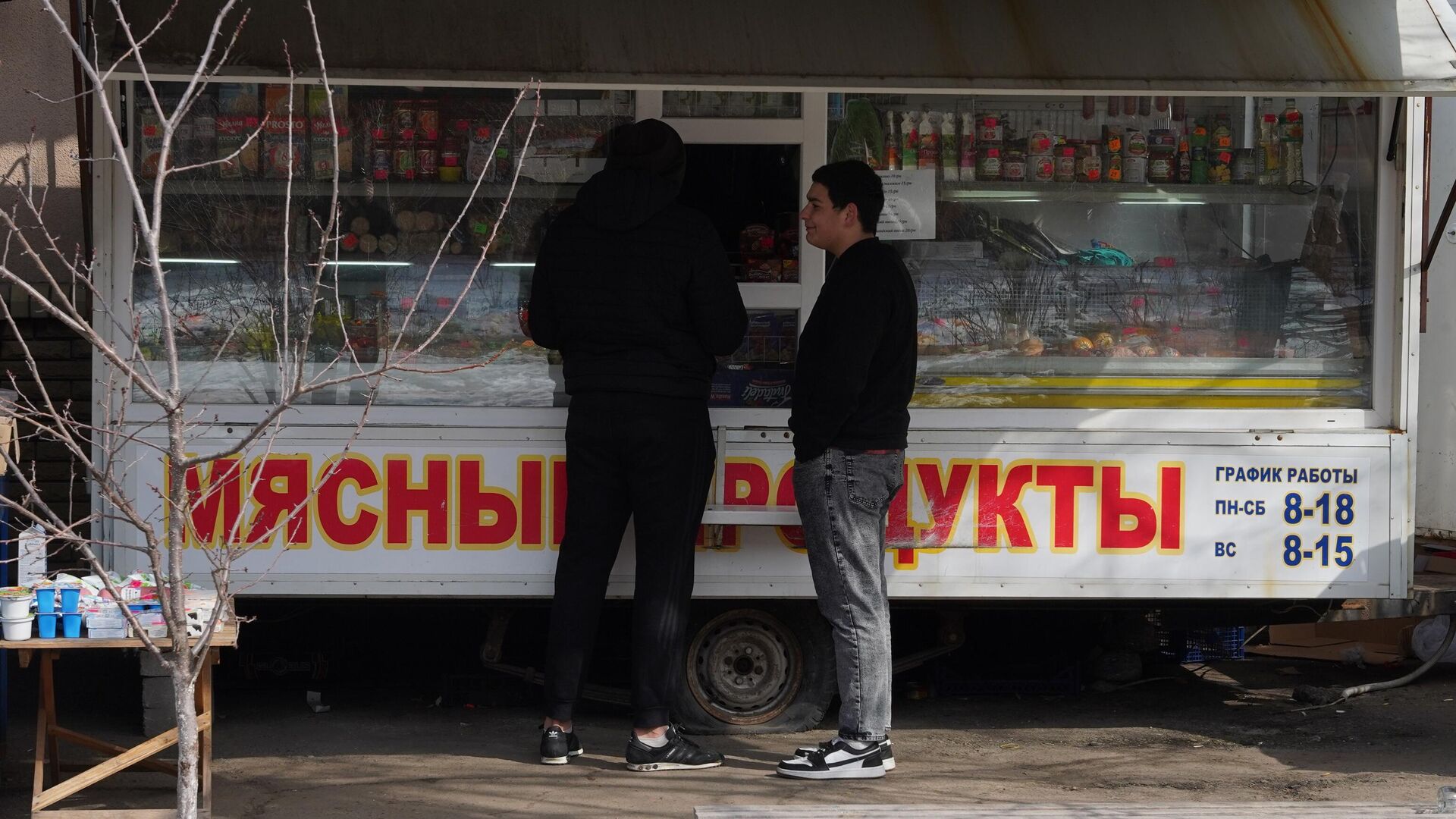 Жители у продуктового ларька в станице Луганской в Луганской народной республике - РИА Новости, 1920, 16.03.2022