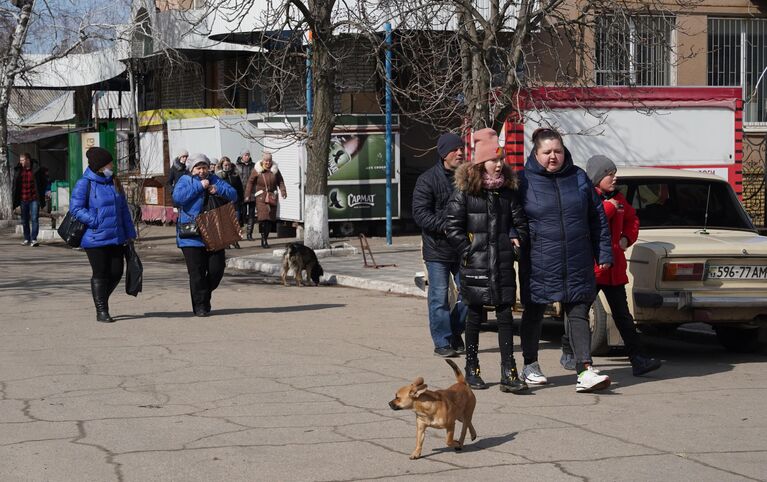 Местные жители на одной из улиц в станице Луганской в Луганской народной республике