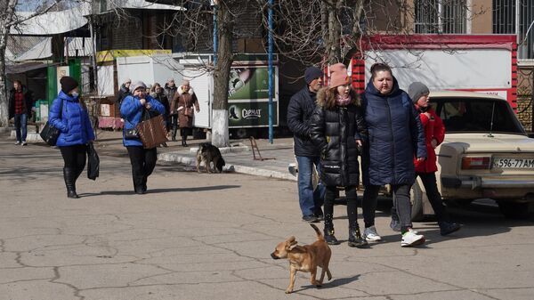 Местные жители на одной из улиц в станице Луганской в Луганской народной республике