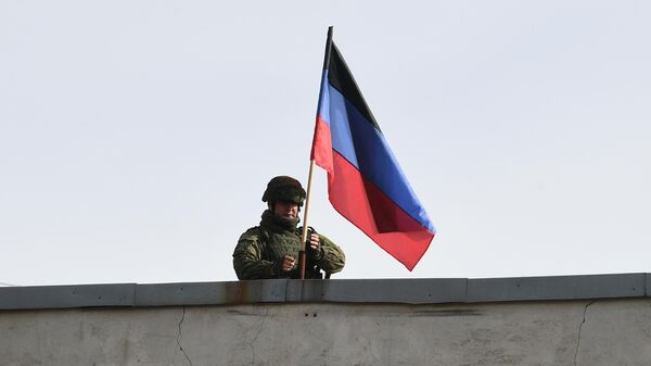 Поднятие флага ДНР на зданием администрации в поселке Донское в Донецкой народной республике