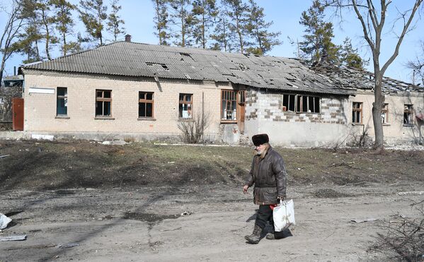 Мужчина идет по улице в городе Волноваха в Донецкой народной республике