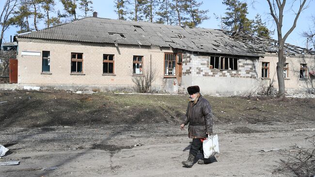 Мужчина идет по улице в городе Волноваха в Донецкой народной республике