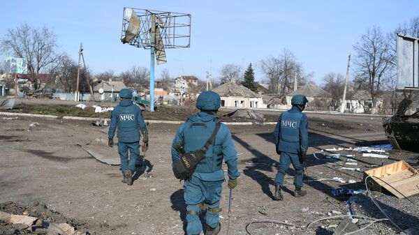 Группа саперов МЧС ДНР проводит разминирование территории в городе Волноваха в Донецкой народной республике