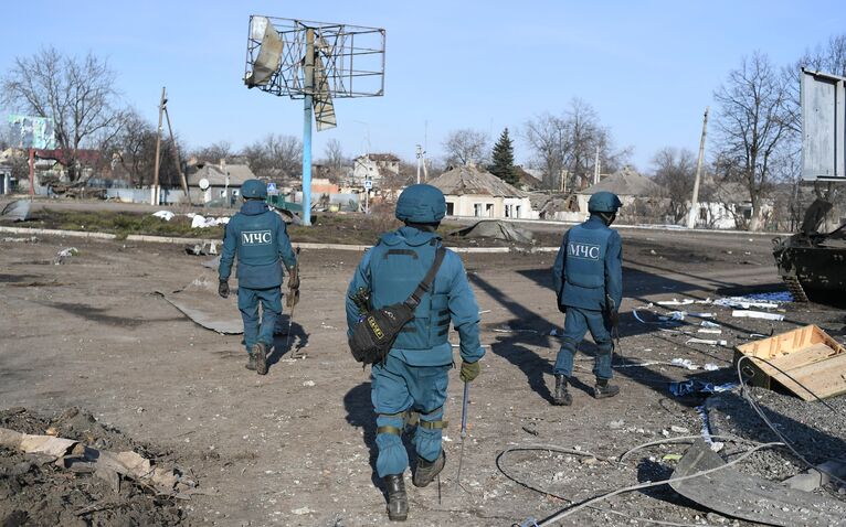 Группа саперов МЧС ДНР проводит разминирование территории в городе Волноваха в Донецкой народной республике