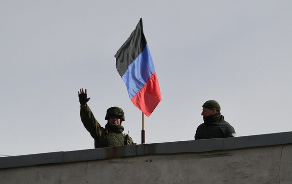 Поднятие флага ДНР на зданием администрации в поселке Донское в Донецкой народной республике