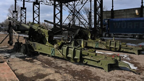 Гаубицы из брошенной артиллерийской части Вооруженных сил Украины, временно расположенные на территории пункта приема металла в Бердянске