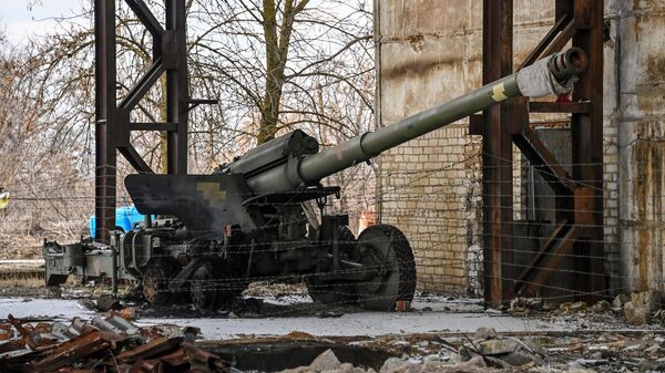 Гаубица из брошенной артиллерийской части Вооруженных сил Украины, временно расположенная на территории пункта приема металла в Бердянске