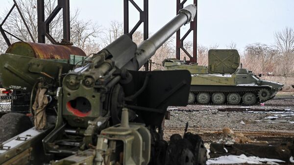 Военная техника из брошенной артиллерийской части Вооруженных сил Украины в Бердянске