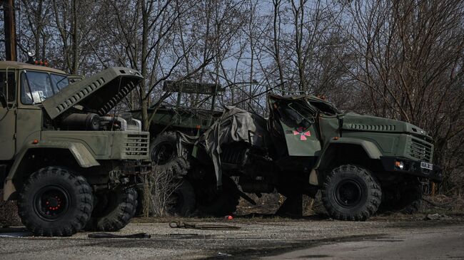 Военная техника из брошенной артиллерийской части Вооруженных сил Украины в Бердянске