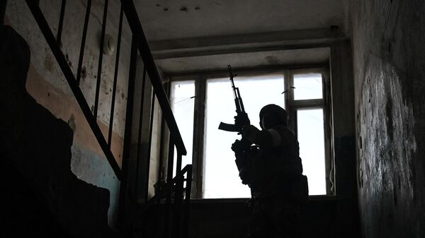 Военнослужащий осматривает здание казарм брошенной артиллерийской части Вооруженных сил в Бердянске