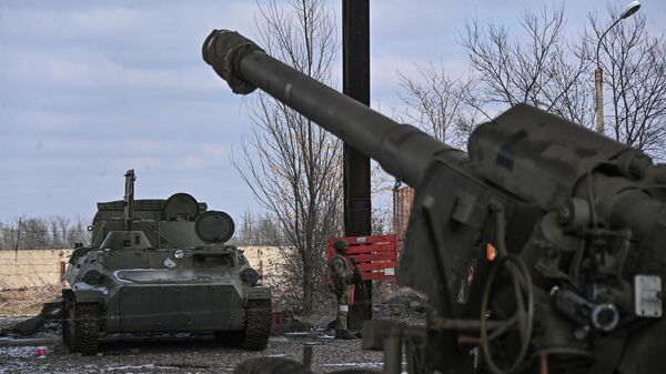 Военная техника из брошенной артиллерийской части Вооруженных сил Украины в Бердянске