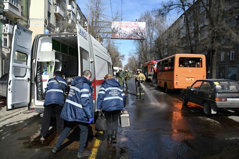 Оперативные службы на месте падения обломков ракеты Точка-У в Донецке