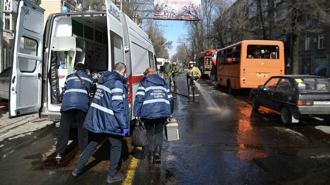 Оперативные службы на месте падения обломков ракеты Точка-У в Донецке