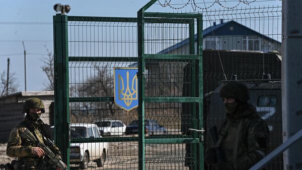 Российские военнослужащие у ворот взятой под контроль базы Военно-морских сил Украины в Бердянске
