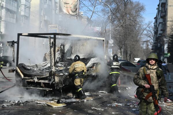 Поврежденная машина в результате обстрела в центре Донецка