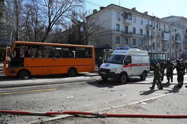Автомобиль скорой медицинской помощи на месте взрыва в центре Донецка